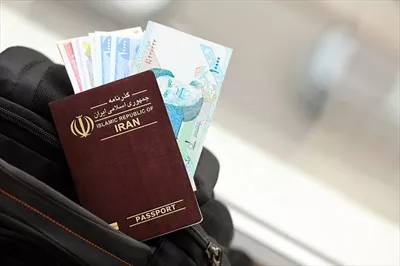 عکس گذرنامه ایران با بلیط هواپیما و پول در  کوله پشتی توریستی