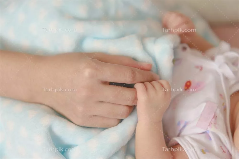 عکس نوزاد تازه به دنیا اومده در دست مادر