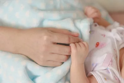 عکس نوزاد تازه به دنیا اومده در دست مادر