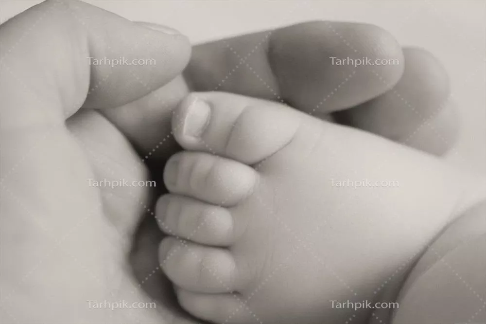 عکس پای نوزاد کوچولو در دست مادر