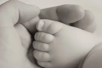 عکس پای نوزاد کوچولو در دست مادر