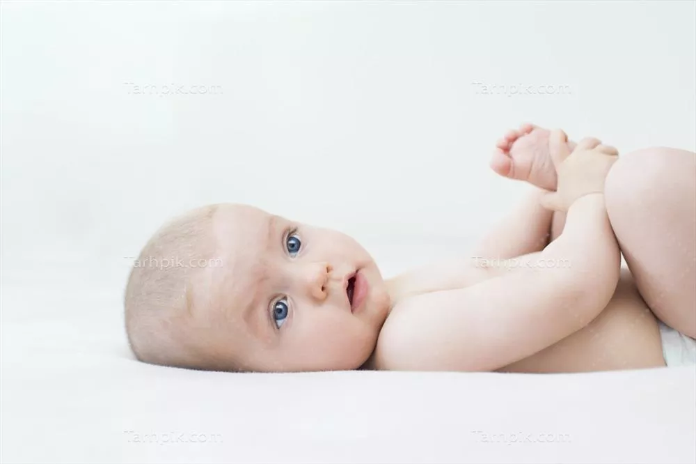 عکس نوزاد دختر لخت خوابیده روی تخت برای عکاسی کودک