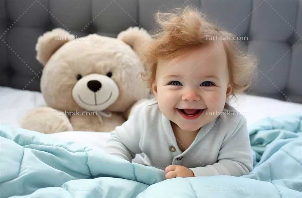 عکس کودک خندان با عروسک خرسی روی تخت