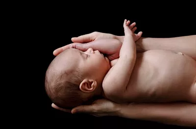 عکس نوزاد تازه متولد شده در  دستان مادر