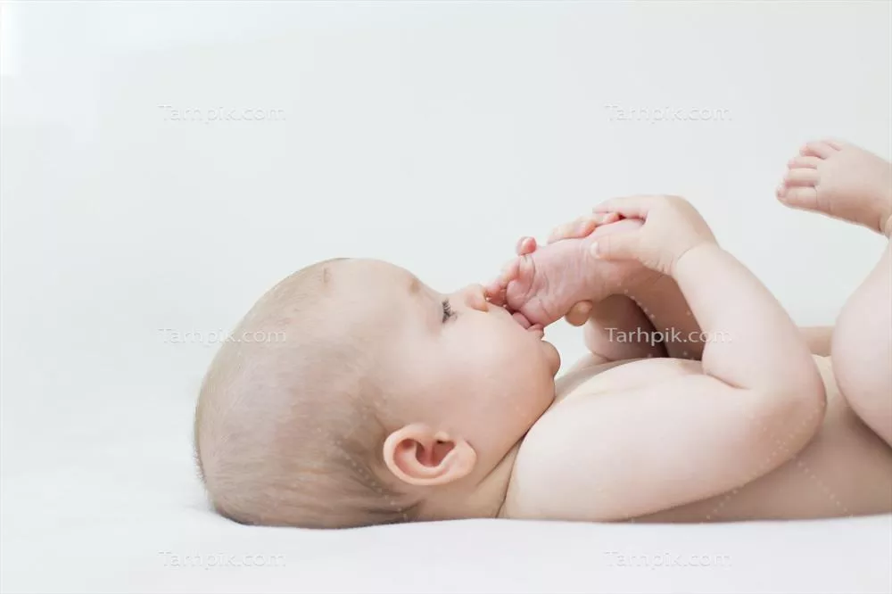 عکس دختر بچه ناز که روی تخت خوابیده