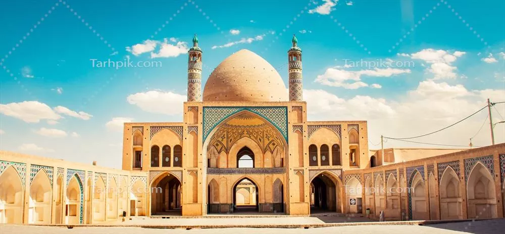 عکس معماری باشکوه مسجد تاریخی با گنبد و مناره های زیبا در آسمان آبی