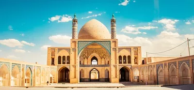 عکس معماری باشکوه مسجد تاریخی با گنبد و مناره های زیبا در آسمان آبی