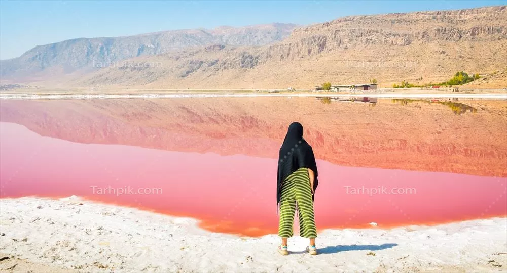 عکس تماشای دریاچه صورتی در دل کوهستان با چشم اندازی خیره کننده