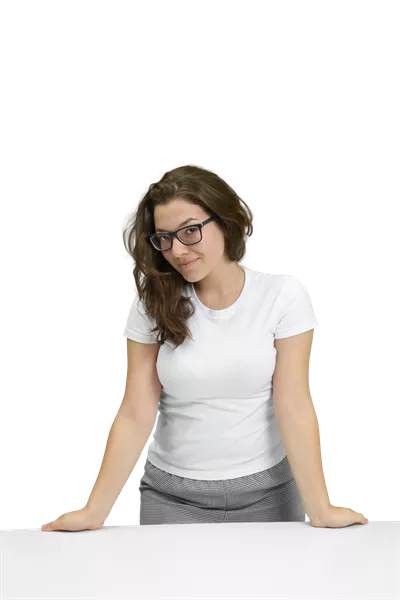 عکس دوربری زن جوان با عینک و تی شرت سفید در حال تکیه بر میز
