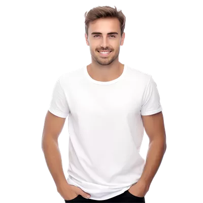 عکس دوربری تصویری از مردی با تی شرت سفید و لبخند بر چهره