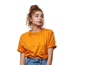 عکس دوربری دختری با تی شرت نارنجی و ژست خاص در پس زمینه سفید