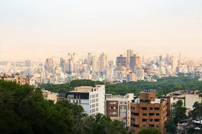 عکس نمایی زیبا از آسمان خراش های تهران در سال 2022 از نقطه ای محبوب در شمال شهر
