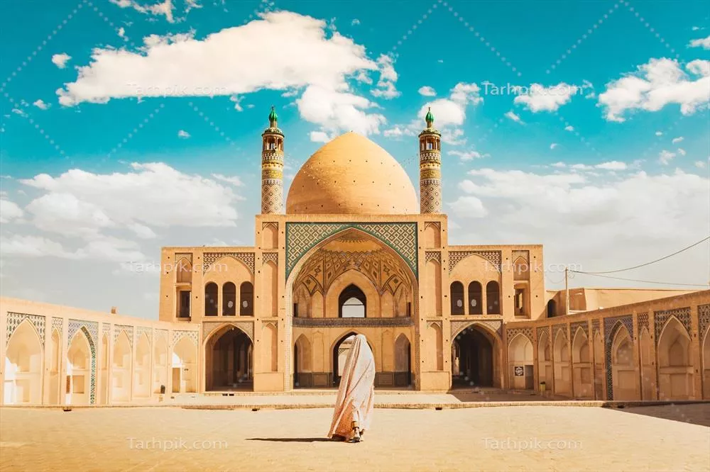 عکس بازدید از مسجد تاریخی آقا بزرگ کاشان توسط یک زن مسلمان در روزی آفتابی