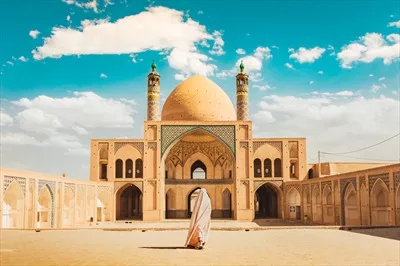 عکس بازدید از مسجد تاریخی آقا بزرگ کاشان توسط یک زن مسلمان در روزی آفتابی