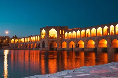 عکس بازدید از پل خواجو در اصفهان در شب، تجربه ای فراموش نشدنی برای مسلمانان