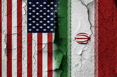 عکس پرچم های آمریکا و ایران بر روی دیواری ترک خورده: نماد تضاد و تنش های تاریخی