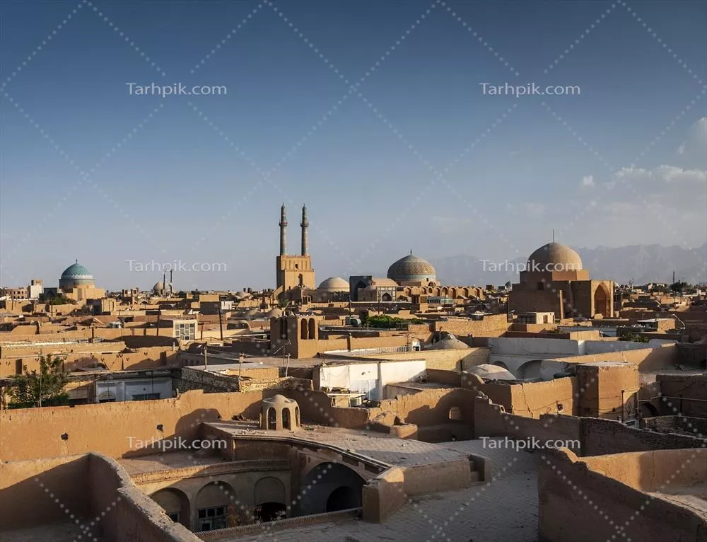 عکس منظره ای زیبا از بام های شهر یزد و برج های بادگیر آن