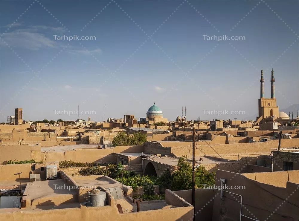 عکس منظره ای زیبا از بام های شهر یزد و برج های بادگیر آن
