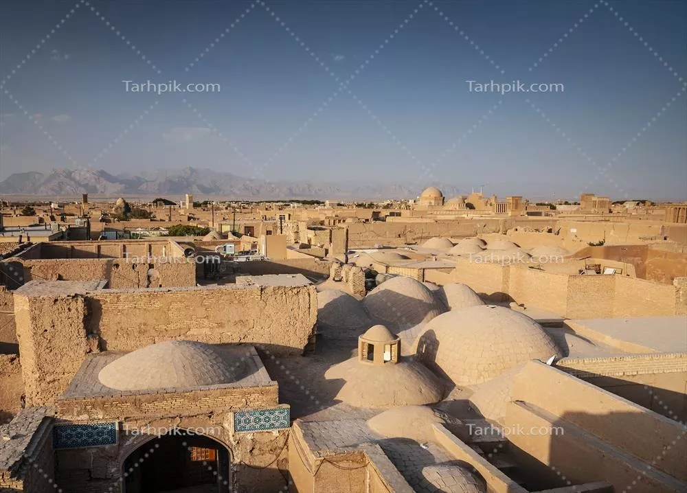 عکس منظره ای زیبا از بام های شهر یزد و برج های بادگیر آن