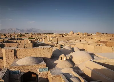 عکس منظره ای زیبا از بام های شهر یزد و برج های بادگیر آن