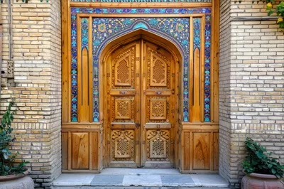 عکس درهای چوبی سنتی با جزئیات موزاییکی زیبا و هنری