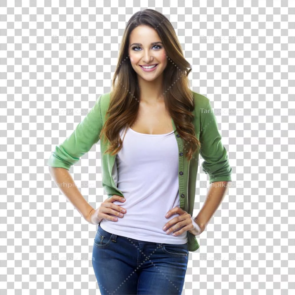 عکس دوربری زنی شاداب با ژاکت سبز در حالتی جذاب و با اعتماد به نفس ایستاده است