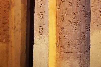 عکس دیوار باستانی: نماد تاریخ و فرهنگ کهن در دل طبیعت