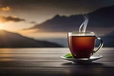 عکس یک فنجان چای روی میز چوبی با پس زمینه کوه های زیبا و دلنشین