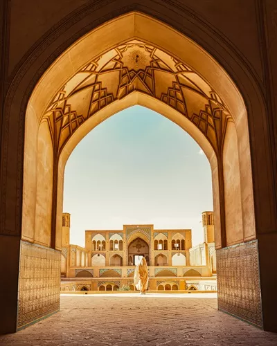 عکس گشت و گذار گردشگران و زائران در مسجد زیبای آقا بزرگ کاشان