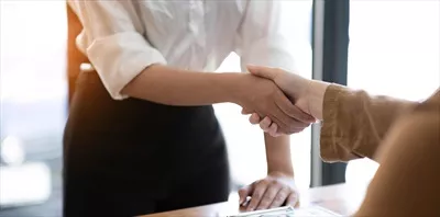عکس توافق نهایی: لحظه ای شگفت انگیز در خرید خانه و زمین