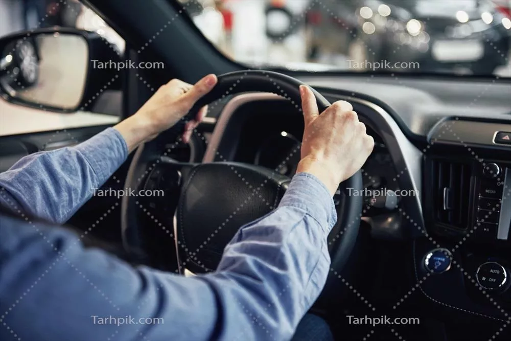 عکس خرید و فروش خودرو: تجربه خوشایند یک زن در نمایشگاه اتومبیل