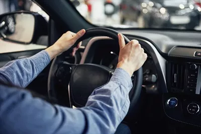 عکس خرید و فروش خودرو: تجربه خوشایند یک زن در نمایشگاه اتومبیل
