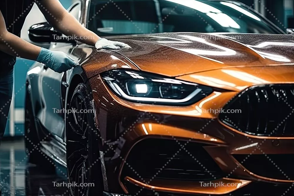 عکس نزدیک نمایی از یک مکانیک خودرو در حال پولیش کردن خط و خش روی یک خودروی اسپرت