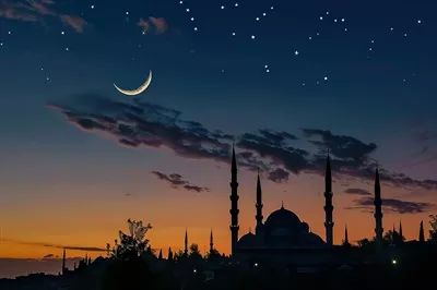 عکس تصویر زمینه اسلامی با سیلوئت مسجد در شب و ماه در آسمان آبی