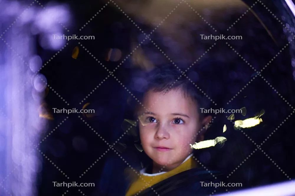 عکس پسر جوانی که در حین سفر با ماشین از مناظر زیبا لذت می برد