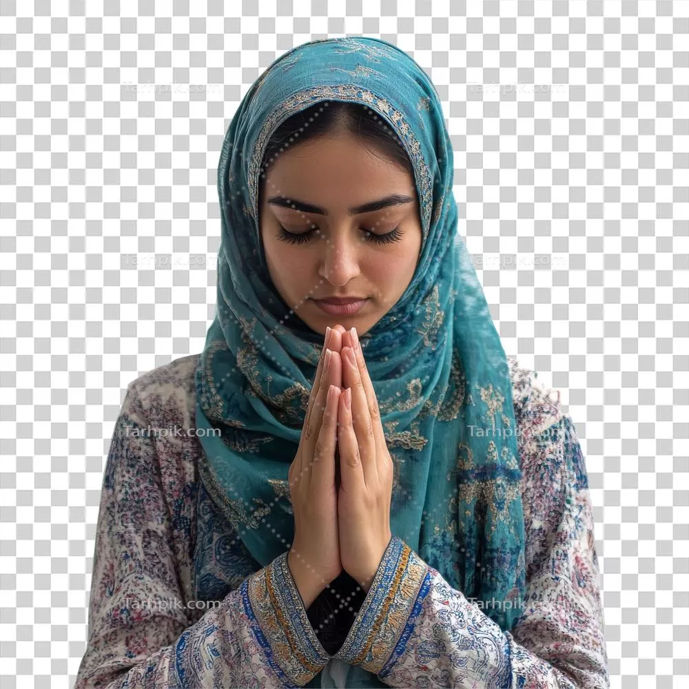 عکس دوربری زنی جوان در حال دعا کردن در فضایی آرام و دلنشین
