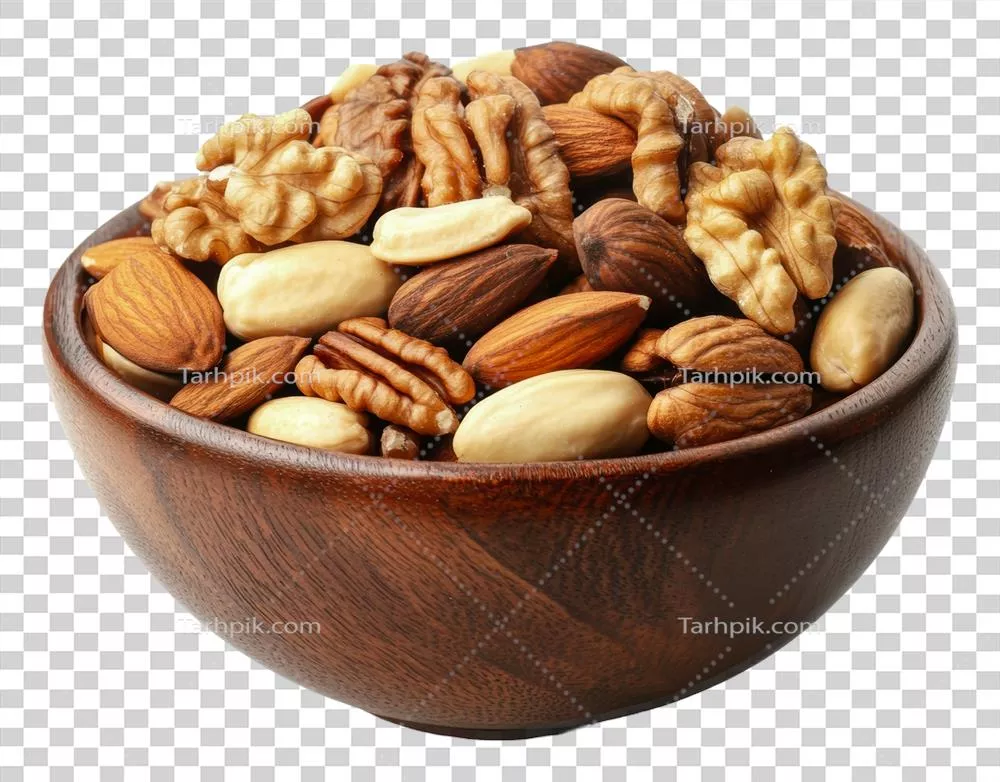 عکس دوربری مخلوطی از آجیل های خوشمزه در یک کاسه چوبی بر روی سطح سفید