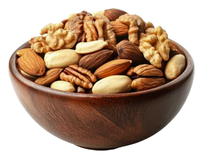 عکس دوربری مخلوطی از آجیل های خوشمزه در یک کاسه چوبی بر روی سطح سفید