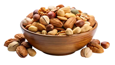 عکس دوربری مخلوطی از آجیل های خوشمزه در یک کاسه زیبا بر روی پس زمینه سفید
