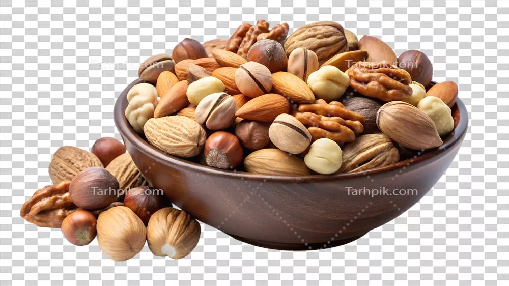 عکس دوربری مخلوطی از آجیل های خوشمزه در یک کاسه روی پس زمینه سفید