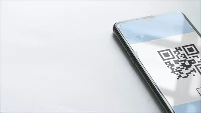 عکس استفاده از تلفن همراه برای اسکن کد QR و پرداخت آنلاین بدون نیاز به پول نقد