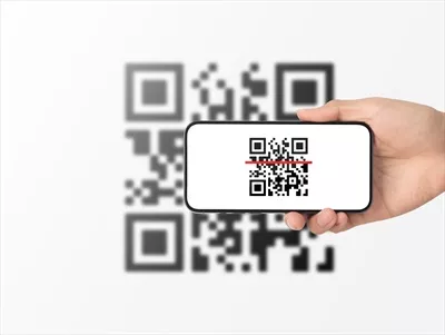 عکس استفاده از تلفن همراه برای اسکن کد QR و پرداخت دیجیتال بدون پول نقد