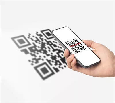 عکس استفاده از تلفن همراه برای اسکن کد QR و پرداخت دیجیتال بدون پول نقد