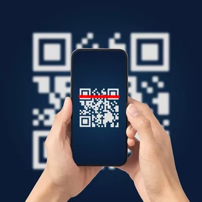 عکس استفاده از تلفن همراه برای اسکن کد QR و پرداخت دیجیتال بدون پول نقد