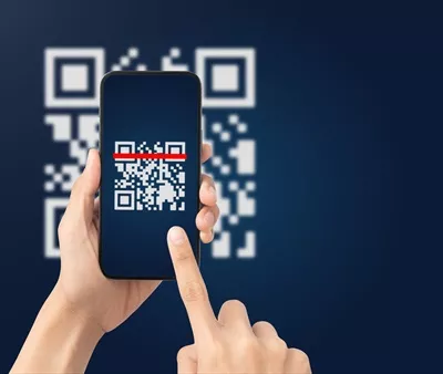 عکس استفاده از تلفن همراه برای اسکن کد QR و پرداخت دیجیتال بدون پول نقد