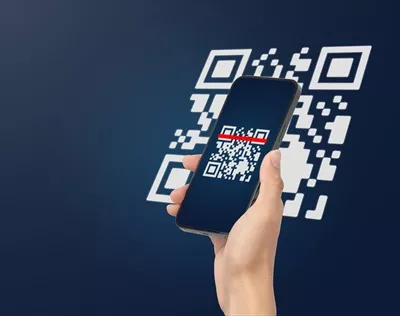 عکس استفاده از تلفن همراه برای اسکن کد QR و پرداخت دیجیتال بدون پول نقد