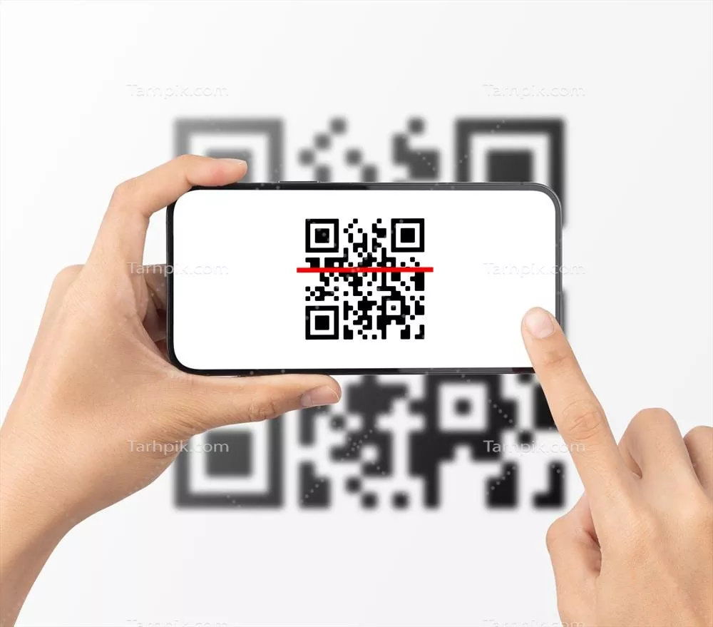 عکس استفاده از تلفن همراه برای اسکن کد QR و پرداخت دیجیتال بدون پول نقد