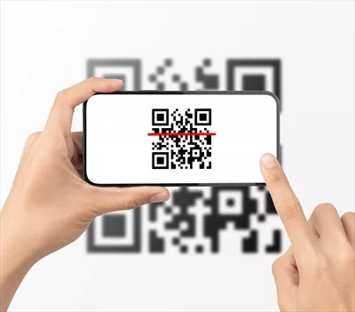 عکس استفاده از تلفن همراه برای اسکن کد QR و پرداخت دیجیتال بدون پول نقد