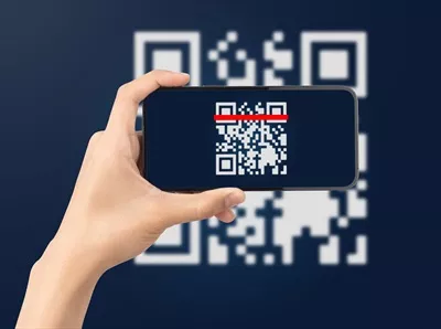 عکس استفاده از تلفن همراه برای اسکن کد QR و پرداخت دیجیتال بدون پول نقد