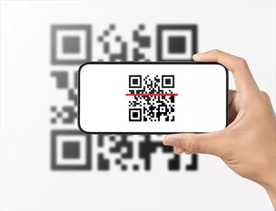 عکس استفاده از تلفن همراه برای اسکن کد QR و پرداخت دیجیتال بدون پول نقد